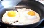 Рецепти з яєць: смачна яєчня з ковбасою