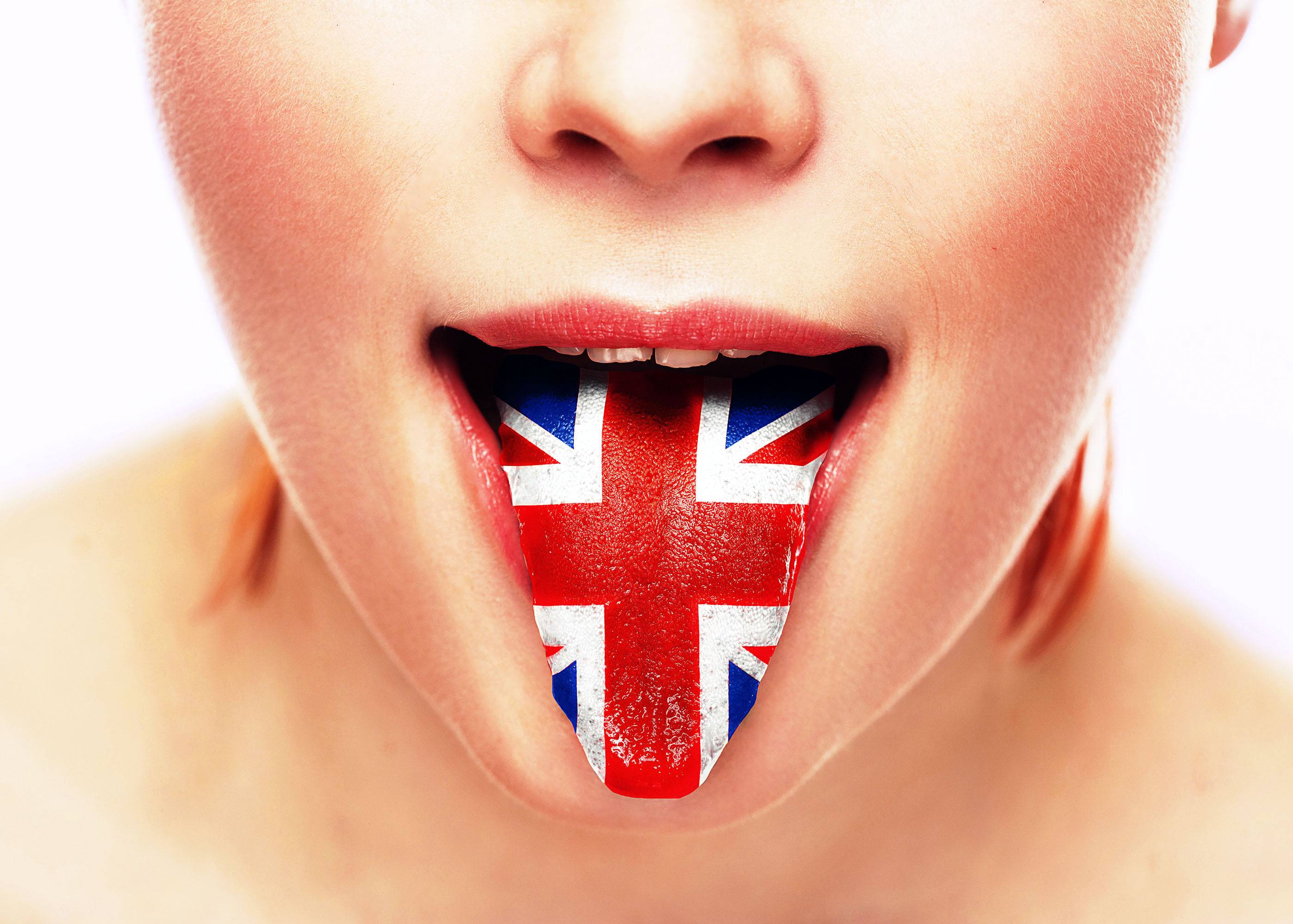 Знать английский в совершенстве. Флаг английского языка. Девушка с британским флагом. Язык с британским флагом. Англия язык.