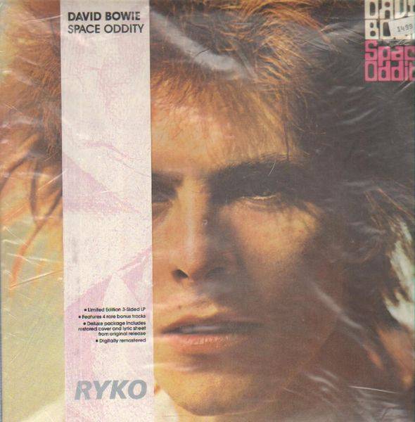 David bowie's space oddity. David Bowie 1969. Дэвид Боуи Спэйс Оддити. Дэвид Боуи космос. David Bowie Space Oddity 1969.