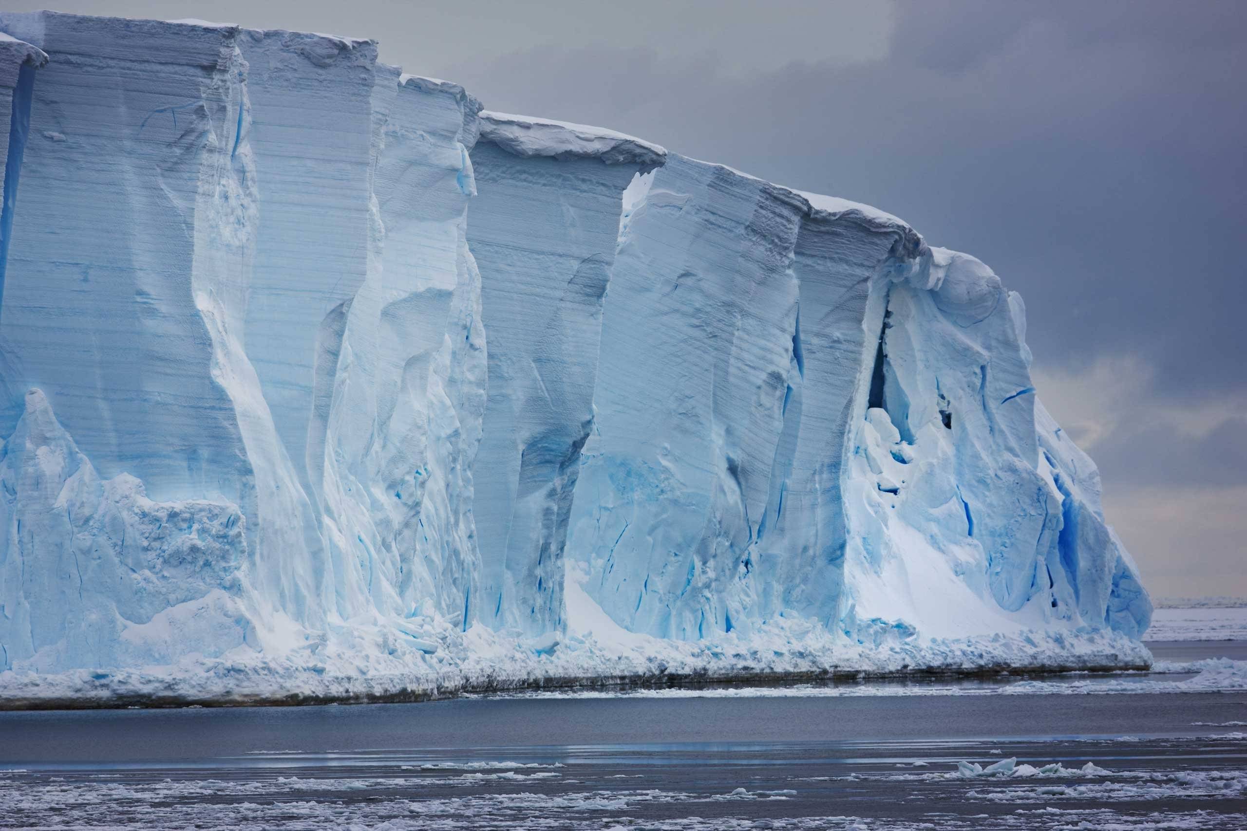 Крупнейшее антарктическое. Ледник Росса в Антарктиде. Шельфовый ледник Росса таяние. Антарктида шельфовый ледник Росса Айсберг. Ледник Туэйтса ледники Антарктиды.